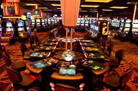 Dealer kiostoto menangani kartu Sakong
